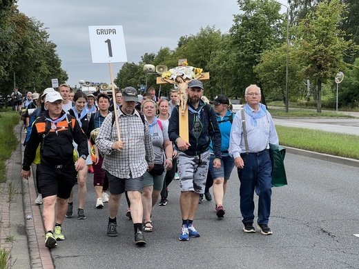 Pielgrzymi u szczytu Jasnej Góry 