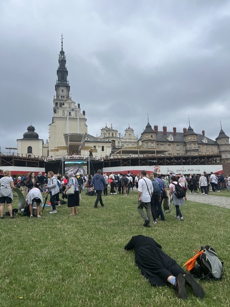 Pielgrzymi u szczytu Jasnej Góry 