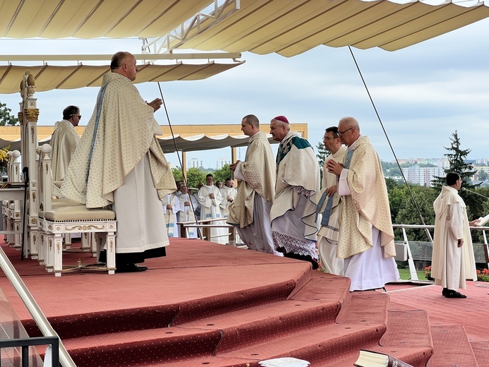 Pielgrzymi u szczytu Jasnej Góry 
