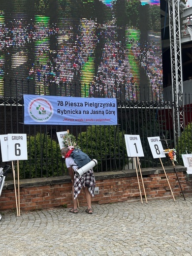 Pielgrzymi u szczytu Jasnej Góry 