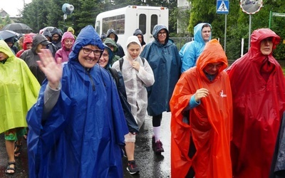 Mimo padającego bez przerwy deszczu, uśmiech nie schodził z twarzy zdecydowanej większości pielgrzymów, którzy rozpoczęli wędrówkę w Hałcnowie.