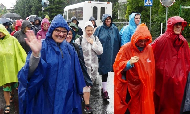 Mimo padającego bez przerwy deszczu, uśmiech nie schodził z twarzy zdecydowanej większości pielgrzymów, którzy rozpoczęli wędrówkę w Hałcnowie.