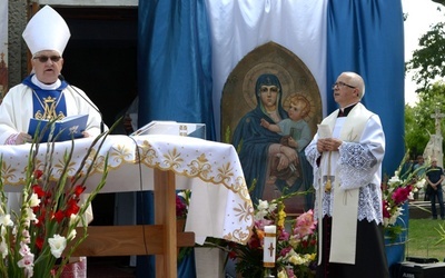 Odpustowej Eucharystii przewodniczył ks. inf. Stanisław Pindera (z lewej). Z prawej: ks. Szymon Mucha.