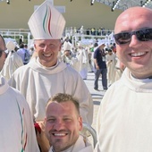 Z bp. Markiem Solarczykiem (od lewej) księża, którzy wzięli udział w pielgrzymce na ŚDM do Lizbony: ks. Mariusz Chamerski, ks. Łukasz Bociek i ks. Damian Fołtyn.