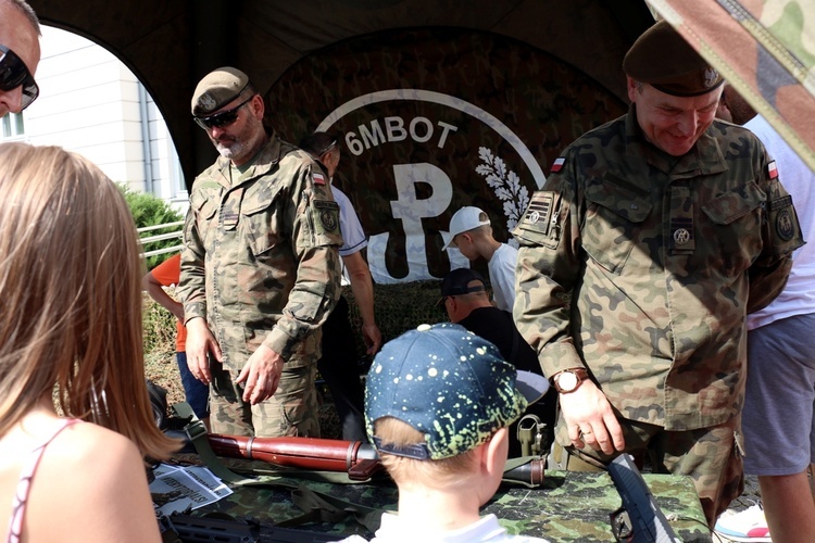 Żołnierze opowiedzą o swojej służbie.