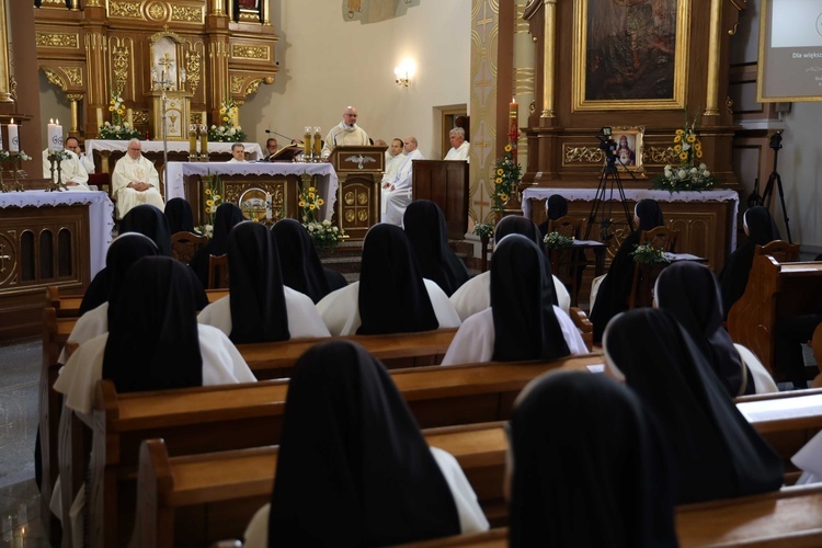 Śluby wieczyste u sióstr dominikanek w Tarnobrzegu Wielowsi