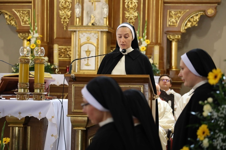 Śluby wieczyste u sióstr dominikanek w Tarnobrzegu Wielowsi