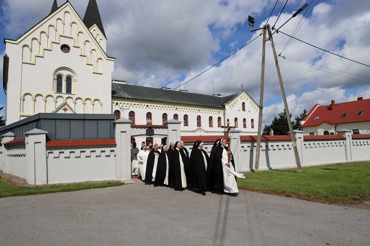 Śluby wieczyste u sióstr dominikanek w Tarnobrzegu Wielowsi