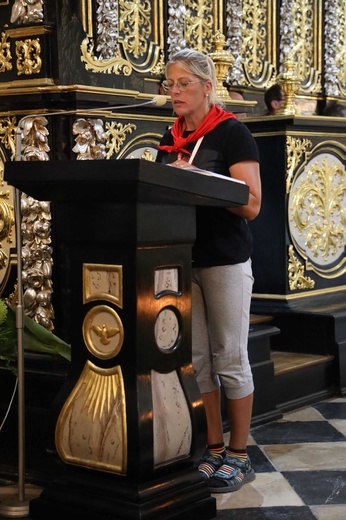 Biskup Nitkiewicz u pątników w Jędrzejowie