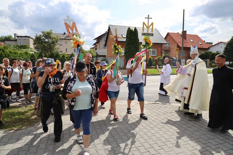 Biskup Nitkiewicz u pątników w Jędrzejowie