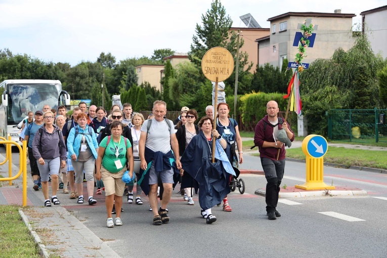 Biskup Nitkiewicz u pątników w Jędrzejowie