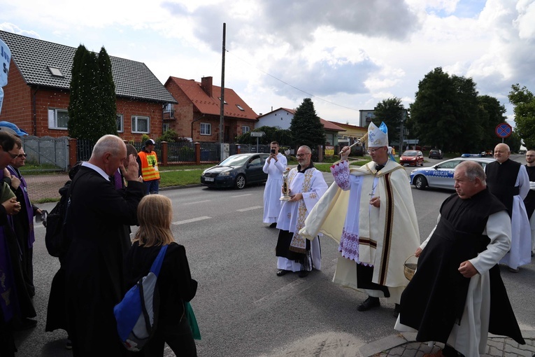 Biskup Nitkiewicz u pątników w Jędrzejowie