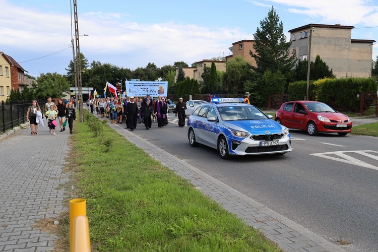 Biskup Nitkiewicz u pątników w Jędrzejowie