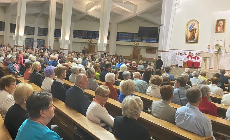 Pielgrzymowanie rozpoczęli od modlitwy w kościele św. Stanisława.