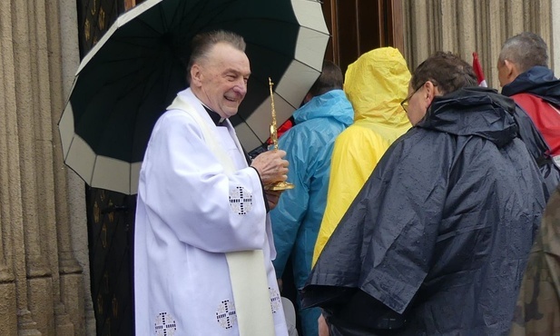 Ks. kan. Józef Jasek - na zdjęciu - i ks. Łukasz Brzeziecki, błogosławili pielgrzymów relikwiami św. abpa Józefa Bilczewskiego.