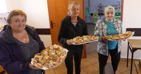 Parafianki z Bielan z misternie przygotowanymi dla pielgrzymów kolorowymi kanapkami.
