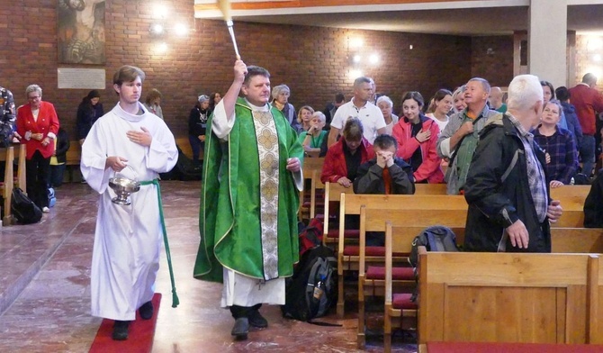 Pod koniec Mszy św. rozpoczynającej oświęcimską pielgrzymkę ks. proboszcz Mariusz Kiszczak pokropił pątników wodą święconą.