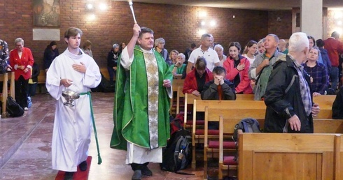 Pod koniec Mszy św. rozpoczynającej oświęcimską pielgrzymkę ks. proboszcz Mariusz Kiszczak pokropił pątników wodą święconą.
