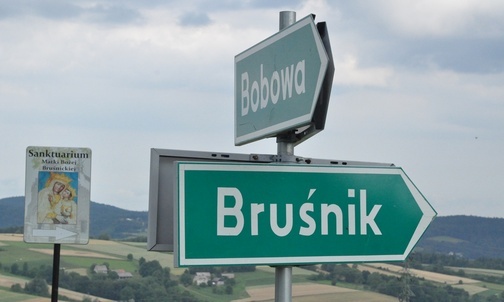 Drogowskaz do sanktuarium w Bruśniku.