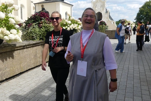 Pielgrzymi diecezji na Jasnej Górze - w oczekiwaniu na Mszę Świętą - 2023