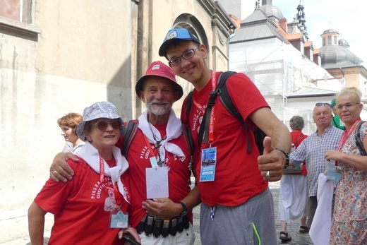 Pielgrzymi diecezji na Jasnej Górze - w oczekiwaniu na Mszę Świętą - 2023