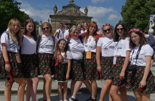 Pielgrzymi diecezji na Jasnej Górze - w oczekiwaniu na Mszę Świętą - 2023