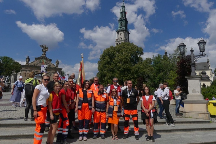 Pielgrzymi diecezji na Jasnej Górze - w oczekiwaniu na Mszę Świętą - 2023