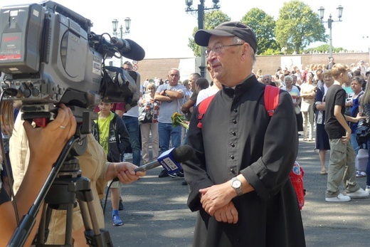 Pielgrzymi diecezji na Jasnej Górze - w oczekiwaniu na Mszę Świętą - 2023