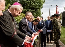 Uroczystości zakończyły się symbolicznym przecięciem wstęgi.