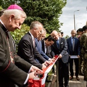 Uroczystości zakończyły się symbolicznym przecięciem wstęgi.