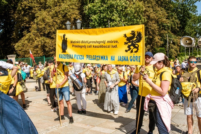 Wejście archidiecezjalnych pielgrzymek na Jasną Górę