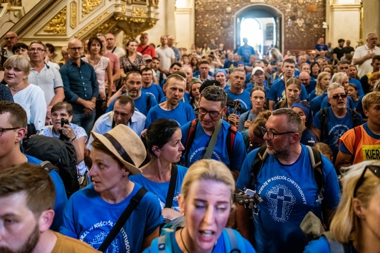 Wejście archidiecezjalnych pielgrzymek na Jasną Górę