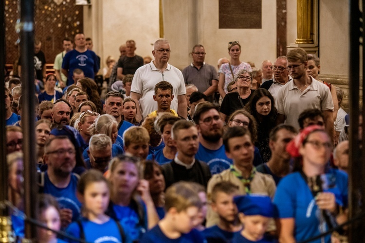 Wejście archidiecezjalnych pielgrzymek na Jasną Górę