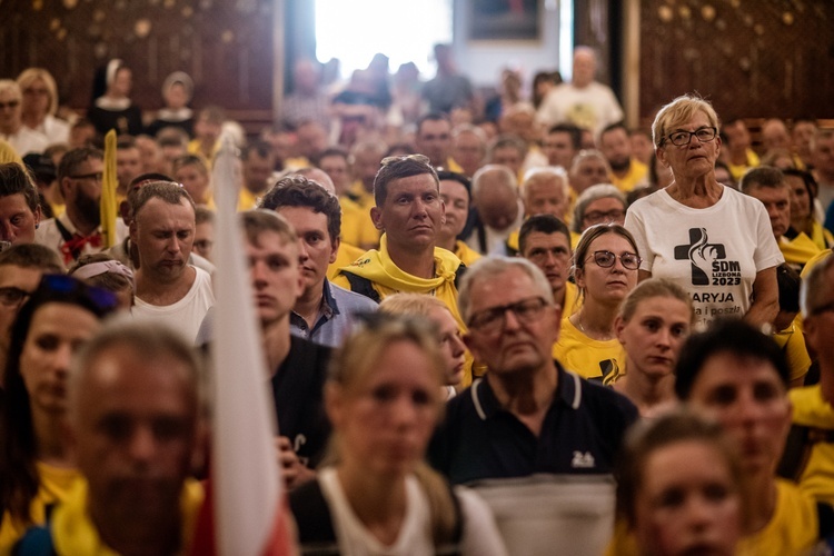 Wejście archidiecezjalnych pielgrzymek na Jasną Górę