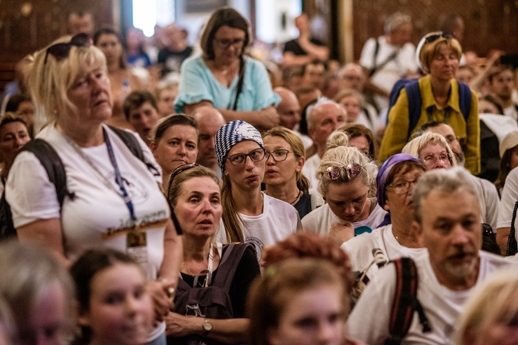 Wejście archidiecezjalnych pielgrzymek na Jasną Górę