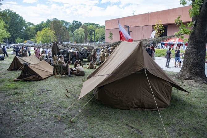 Rekonstruktorzy na otwarciu Muzeum Wojska Polskiego