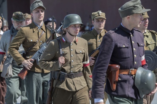 Rekonstruktorzy na otwarciu Muzeum Wojska Polskiego