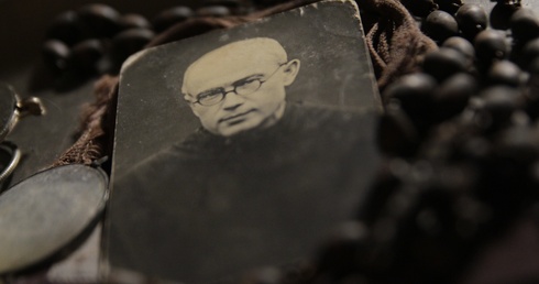 Film dokumentalny "To on cię znalazł" o poszukiwaniu śladów św. Maksymiliana dostępny w internecie