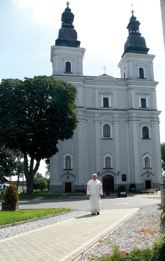 	Świątynię widać z daleka.