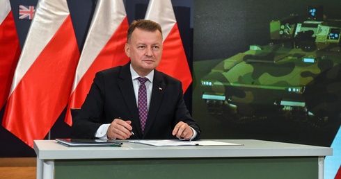 Szef MON zatwierdził umowy z PGZ na lekkie pojazdy rozpoznawcze, ciężkie bojowe wozy piechoty i nowe kołowe transportery opancerzone 