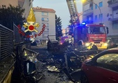 Rzym. W nocy wybuchł camper, pożar zniszczył 11 pojazdów i 2 mieszkania