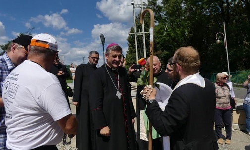 Pielgrzymi z Czechowic-Dziedzic podarowali biskupowi pastorał dobrego pasterza.