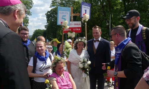 Pielgrzymi z Hałcnowa z tegrocznymi nowożeńcami - Magdą i Andrzejem Łęckimi.