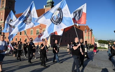 Zaczynają i kończą dzień walką