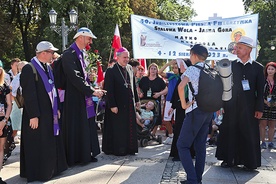 Pielgrzymów na błoniach jasnogórskich witał biskup ordynariusz.