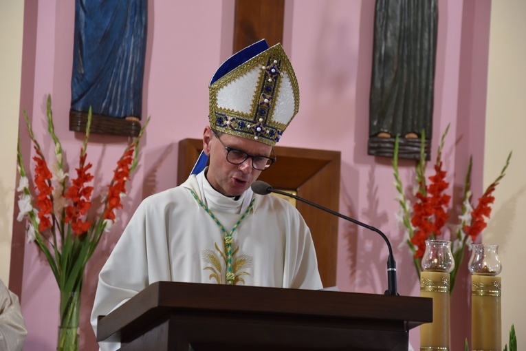 Bp Milewski przypomniał w homilii, że wspólnym obowiązkiem jest podtrzymywanie wiary w kolejnych pokoleniach; przekazywanie, że wiara niesie wartości takie jak miłość, dobroć, sprawiedliwość, pokój, że obiecuje wieczność.