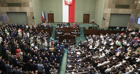 Sejm przyjął wniosek rządu o przeprowadzenie referendum ogólnokrajowego; teraz prace w Komisji Ustawodawczej