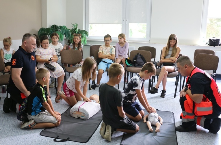 Dzieci pod nadzorem ratowników medycznych ćwiczyły resuscytację i układanie poszkodowanego w pozycji bezpiecznej.