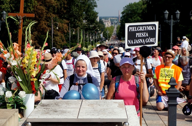 Wejście pielgrzymki gliwickiej na Jasną Górę