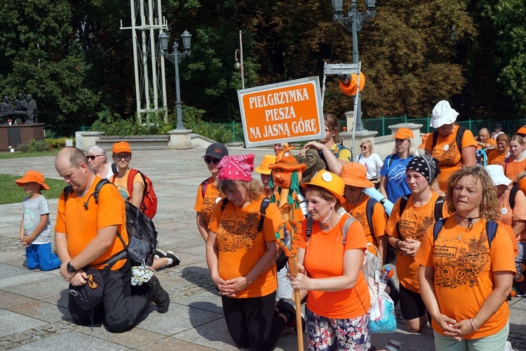 Wejście pielgrzymki gliwickiej na Jasną Górę